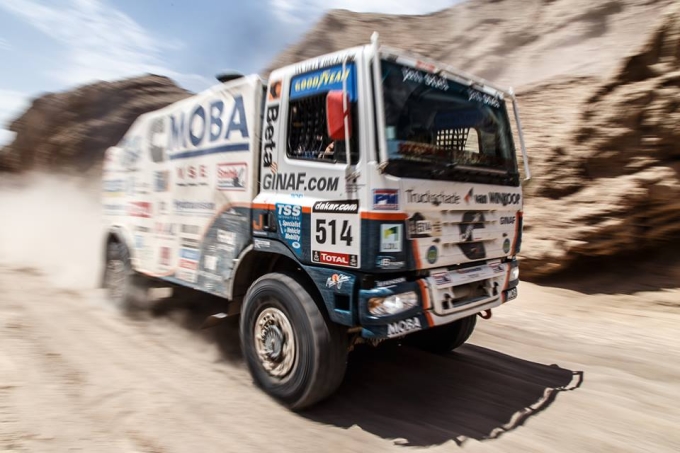 DAKAR UPDATE: Heftige crash Nederlandse truck, navigator met helikopter afgevoerd